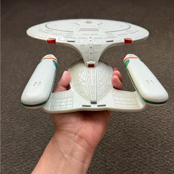 1992 Paramount Pictures-Playmates Star Trek USS Enterprise NCC-1701-D - Picture 4 of 7